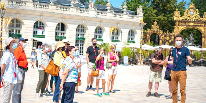 Groupe suivant une visite guidée de Destination Nancy